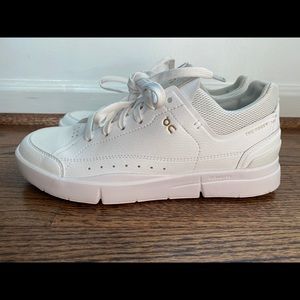 On Running The Rodger Centre Court W Sz 8